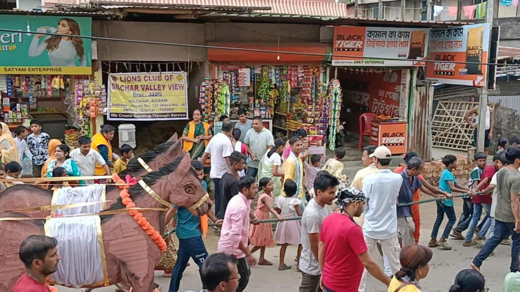 রথযাত্রার ভক্তদের মধ্যে পানীয় জল বিতরণ ভ্যালি ভিউ-র রথযাত্রার ভক্তদের মধ্যে পানীয় জল বিতরণ ভ্যালি ভিউ-র