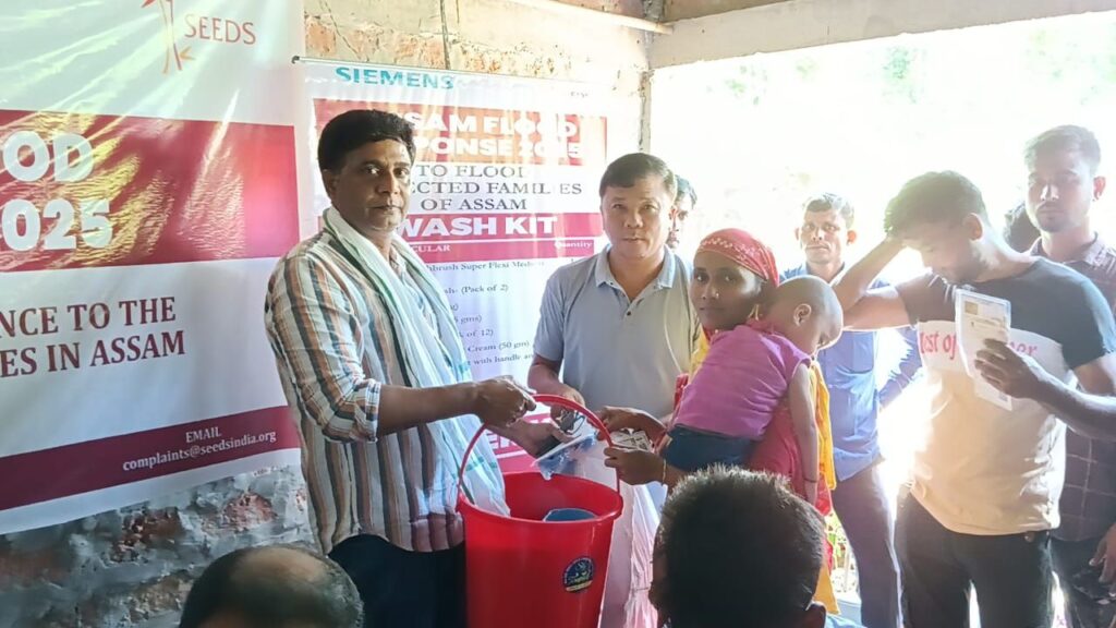 উধারবন্দে বন্যাক্রান্তদের মধ্যে নিত্যসামগ্ৰী বিতরণ সিডর্স ইন্ডিয়ার উধারবন্দে বন্যাক্রান্তদের মধ্যে নিত্যসামগ্ৰী বিতরণ সিডর্স ইন্ডিয়ার