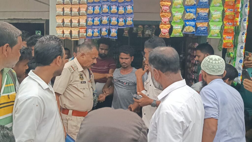 টাকা তুলতে গিয়ে প্রতারকের খপ্পরে মহিলা, স্থানীয়দের তৎপরতায় ধৃত প্রতারক টাকা তুলতে গিয়ে প্রতারকের খপ্পরে মহিলা, স্থানীয়দের তৎপরতায় ধৃত প্রতারক