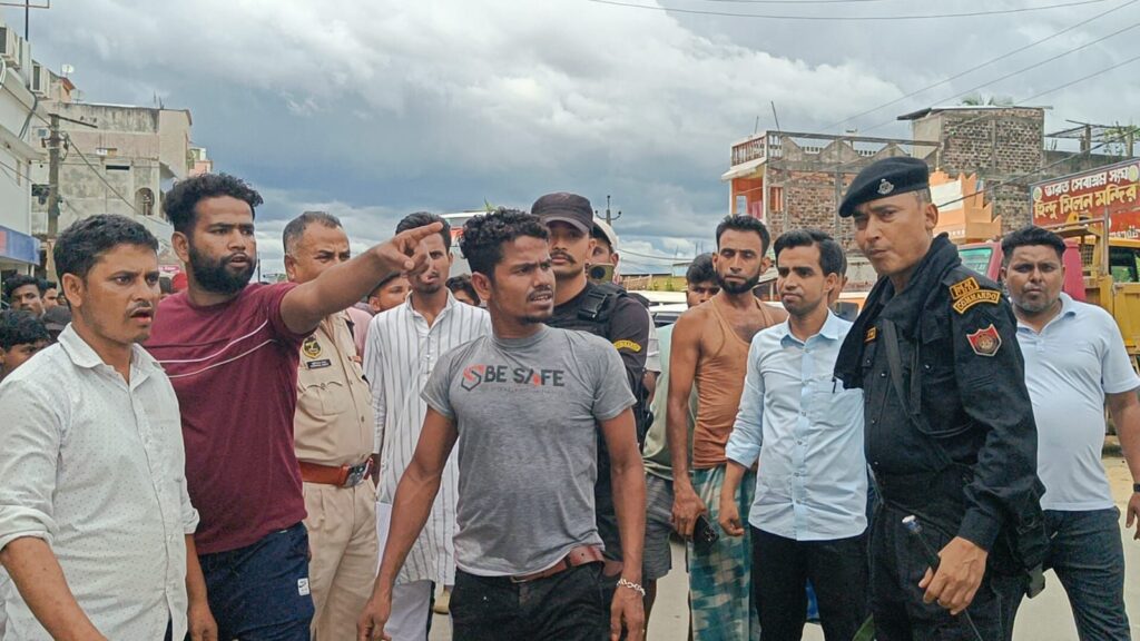 টাকা তুলতে গিয়ে প্রতারকের খপ্পরে মহিলা, স্থানীয়দের তৎপরতায় ধৃত প্রতারক টাকা তুলতে গিয়ে প্রতারকের খপ্পরে মহিলা, স্থানীয়দের তৎপরতায় ধৃত প্রতারক