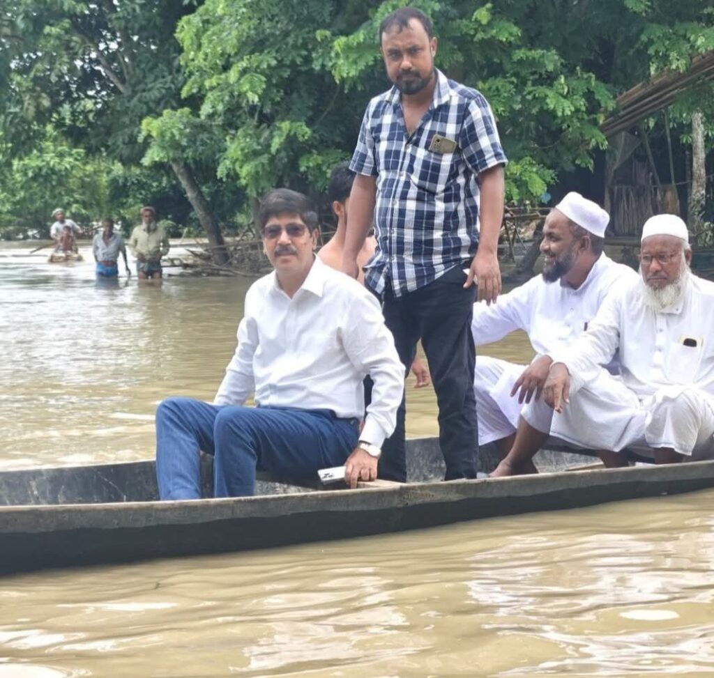 বন্যাপীড়িত বিভিন্ন এলাকার লোকদের খোঁজ নিলেন আমিনুল হক বন্যাপীড়িত বিভিন্ন এলাকার লোকদের খোঁজ নিলেন আমিনুল হক