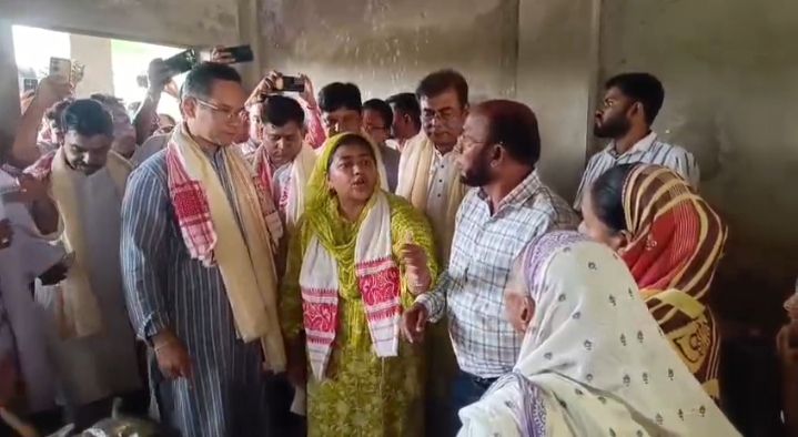 বড়খলায় ত্রাণ বণ্টন, মুখ্যমন্ত্রীর সমালোচনা গৌরবের বড়খলায় ত্রাণ বণ্টন, মুখ্যমন্ত্রীর সমালোচনা গৌরবের