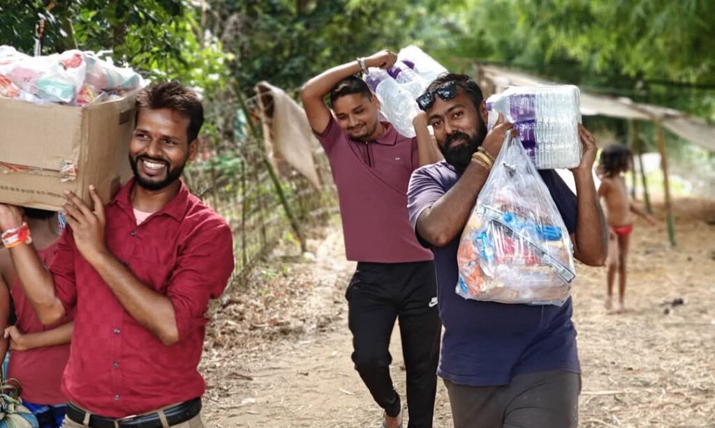 বিপর্যস্ত মানুষের পাশে দাঁড়ালেন লোয়াইরপোয়ার যুব মোর্চা কর্মীরা বিপর্যস্ত মানুষের পাশে দাঁড়ালেন লোয়াইরপোয়ার যুব মোর্চা কর্মীরা