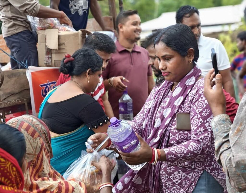 বিপর্যস্ত মানুষের পাশে দাঁড়ালেন লোয়াইরপোয়ার যুব মোর্চা কর্মীরা বিপর্যস্ত মানুষের পাশে দাঁড়ালেন লোয়াইরপোয়ার যুব মোর্চা কর্মীরা
