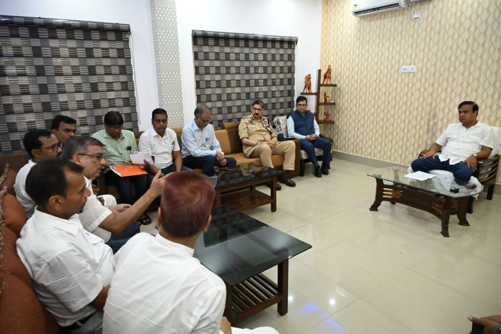 ধুবড়ির আইন ও শৃঙ্খলার খোঁজ নিতে পৌঁছেন মুখ্যমন্ত্রী, গুলির নির্দেশ ধুবড়ির আইন ও শৃঙ্খলার খোঁজ নিতে পৌঁছেন মুখ্যমন্ত্রী, গুলির নির্দেশ