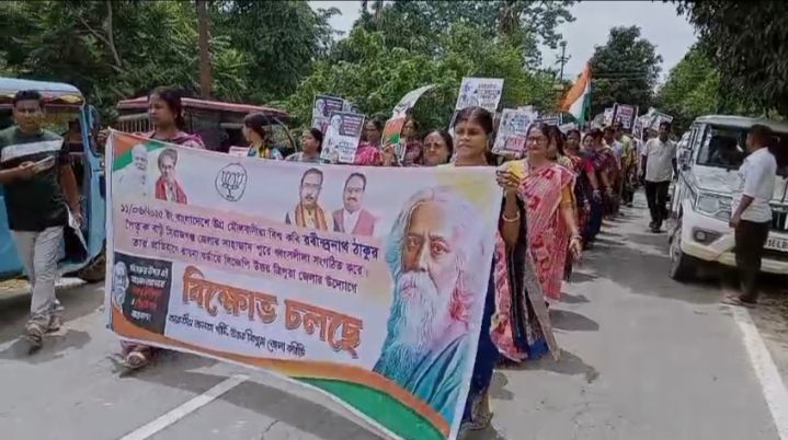 রবীন্দ্র স্মৃতি-ভূমিতে হামলার প্রতিবাদে রাঘনা সীমান্তে বিজেপি বিক্ষোভ, উত্তেজনা রবীন্দ্র স্মৃতি-ভূমিতে হামলার প্রতিবাদে রাঘনা সীমান্তে বিজেপি বিক্ষোভ, উত্তেজনা