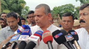হারাং নদীতে ভেঙে পড়া সেতু পরিদর্শন মন্ত্রী কৌশিক রায়ের, অতিসত্বর বিকল্প রাস্তা নির্মাণের নির্দেশ হারাং নদীতে ভেঙে পড়া সেতু পরিদর্শন মন্ত্রী কৌশিক রায়ের, অতিসত্বর বিকল্প রাস্তা নির্মাণের নির্দেশ