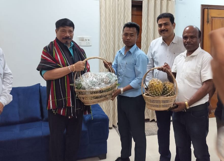 লক্ষীপুরের আনারস মুখ্যমন্ত্রী ও কৃষিমন্ত্রীকে উপহার মার অ্যাগ্ৰো-র লক্ষীপুরের আনারস মুখ্যমন্ত্রী ও কৃষিমন্ত্রীকে উপহার মার অ্যাগ্ৰো-র