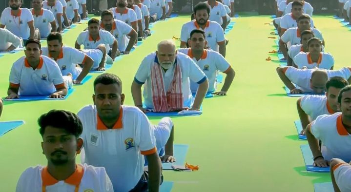 যোগ হল জীবনের শৃঙ্খলা, আমি থেকে আমরা করে : প্রধানমন্ত্রী নরেন্দ্র মোদি যোগ হল জীবনের শৃঙ্খলা, আমি থেকে আমরা করে : প্রধানমন্ত্রী নরেন্দ্র মোদি