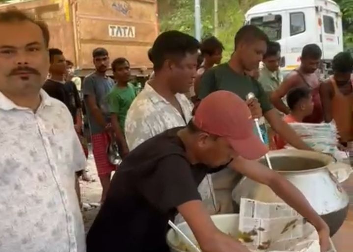 লামপুরে ধসে আটকে পড়া লরি চালক ও খালাসিদের মধ্যে খাবার বিতরণ আমেন্দু হোজাইর লামপুরে ধসে আটকে পড়া লরি চালক ও খালাসিদের মধ্যে খাবার বিতরণ আমেন্দু হোজাইর