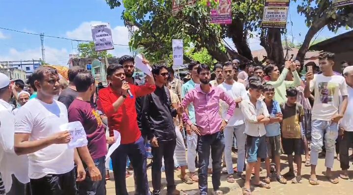 বেহাল সড়ক, কালীগঞ্জ বাজারে অবরোধ আমসু সহ আমজনতার বেহাল সড়ক, কালীগঞ্জ বাজারে অবরোধ আমসু সহ আমজনতার