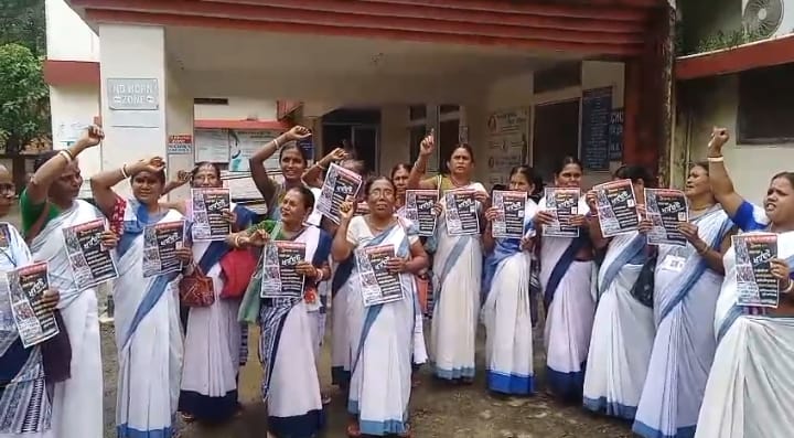 উধারবন্দে সড়ক অবরোধ আশা কর্মী ও রন্ধনকর্মীদের