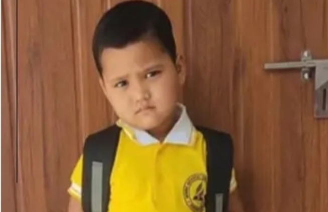 ট্রাকের নিচে পড়ে মৃত্যু শিশুর ট্রাকের নিচে পড়ে মৃত্যু শিশুর