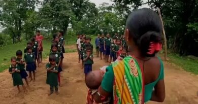 দুই মাসের সন্তানকে কোলে নিয়ে শিক্ষাদান বিনা পয়সার শিক্ষিকার দুই মাসের সন্তানকে কোলে নিয়ে শিক্ষাদান বিনা পয়সার শিক্ষিকার