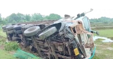 আম বোঝাই ট্রাক উল্টে মৃত্যু ৯ শ্রমিকের আম বোঝাই ট্রাক উল্টে মৃত্যু ৯ শ্রমিকের