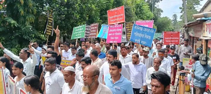 নাম পরিবর্তনের প্রতিবাদে গণমিছিলে কাঁপল শ্রীভূমি নাম পরিবর্তনের প্রতিবাদে গণমিছিলে কাঁপল শ্রীভূমি