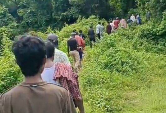 নিখোঁজের ১১ দিন পরও মেলেনি সন্ধান, চলছে জঙ্গলে জোর তল্লাশি নিখোঁজের ১১ দিন পরও মেলেনি সন্ধান, চলছে জঙ্গলে জোর তল্লাশি
