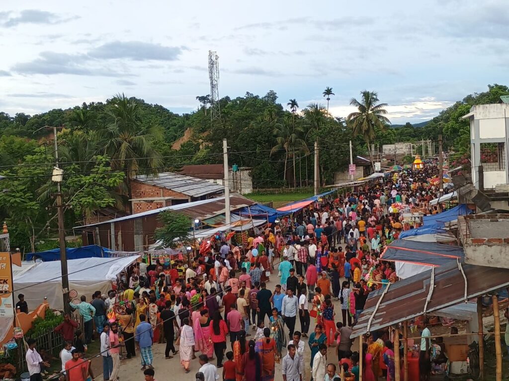 পাথারকান্দি ব্লক বাজারে রথযাত্রায় জনস্রোত পাথারকান্দি ব্লক বাজারে রথযাত্রায় জনস্রোত