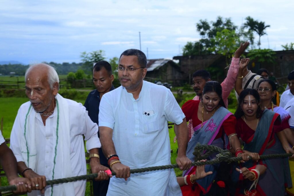 উল্টোরথের রশি টানলেন মন্ত্রী কৃষ্ণেন্দু, ভক্তের জোয়ার শিবেরগুল- পিপলাছড়ায় উল্টোরথের রশি টানলেন মন্ত্রী কৃষ্ণেন্দু, ভক্তের জোয়ার শিবেরগুল- পিপলাছড়ায়