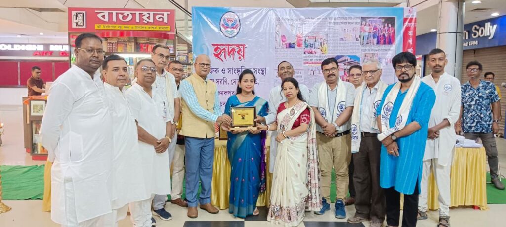 সম্মাননা অনুষ্ঠান হৃদয়ের, পড়ুয়াদের মধ্য়ে পুস্তক ও ব্যাগ বণ্টন সম্মাননা অনুষ্ঠান হৃদয়ের, পড়ুয়াদের মধ্য়ে পুস্তক ও ব্যাগ বণ্টন