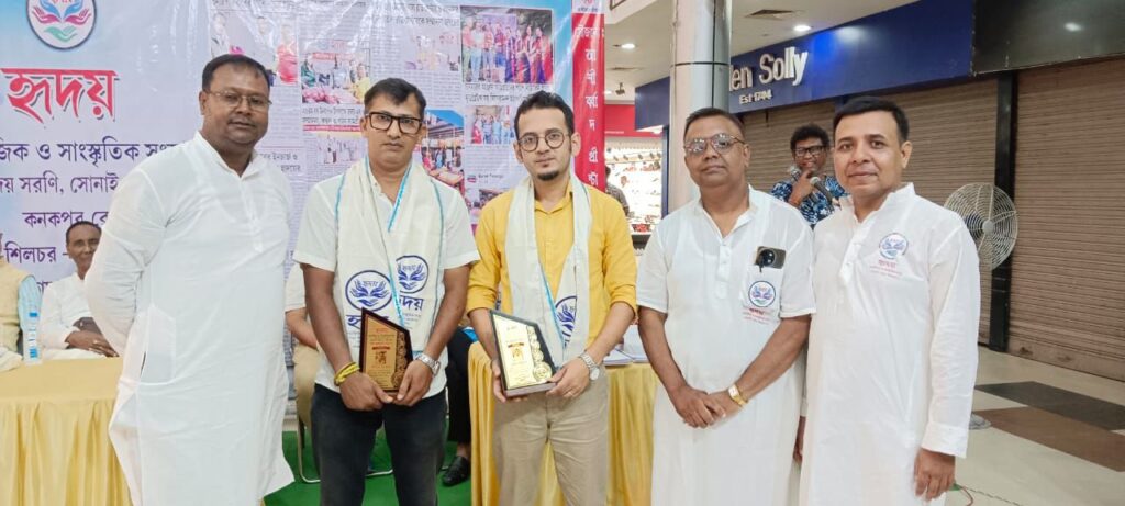সম্মাননা অনুষ্ঠান হৃদয়ের, পড়ুয়াদের মধ্য়ে পুস্তক ও ব্যাগ বণ্টন সম্মাননা অনুষ্ঠান হৃদয়ের, পড়ুয়াদের মধ্য়ে পুস্তক ও ব্যাগ বণ্টন