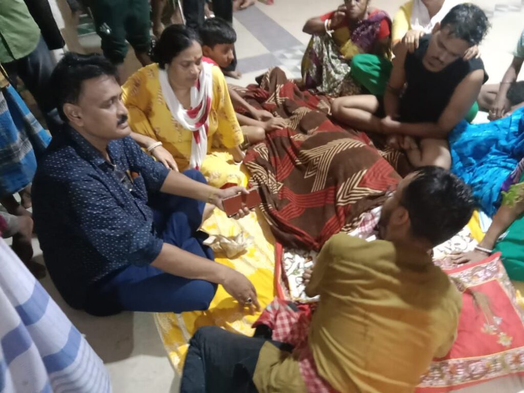 প্রয়াত প্রদীপ দেব, শেষ শোকস্তব্ধ পাথারকান্দি, পাশে মুসলিমরা প্রয়াত প্রদীপ দেব, শেষ শোকস্তব্ধ পাথারকান্দি, পাশে মুসলিমরা