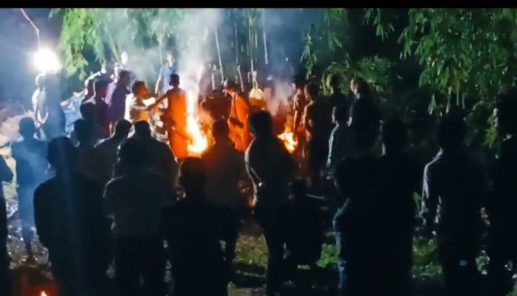 প্রয়াত প্রদীপ দেব, শেষ শোকস্তব্ধ পাথারকান্দি, পাশে মুসলিমরা প্রয়াত প্রদীপ দেব, শেষ শোকস্তব্ধ পাথারকান্দি, পাশে মুসলিমরা