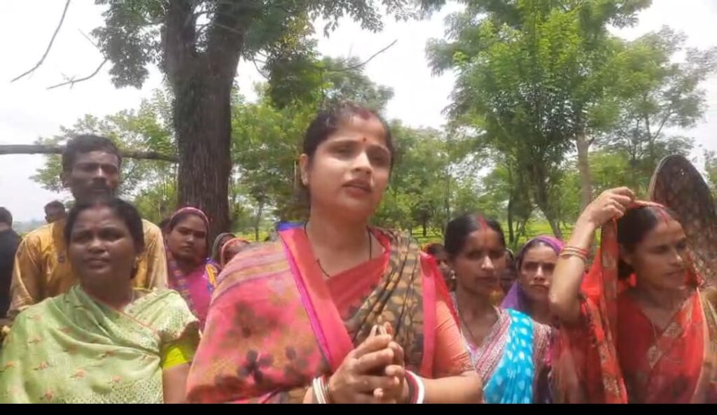 মন্ত্রী কৃষ্ণেন্দুর বিরুদ্ধে কুৎসাকারীদের বিরুদ্ধে গর্জে উঠল ইচাবিল চা-বাগান মন্ত্রী কৃষ্ণেন্দুর বিরুদ্ধে কুৎসাকারীদের বিরুদ্ধে গর্জে উঠল ইচাবিল চা-বাগান