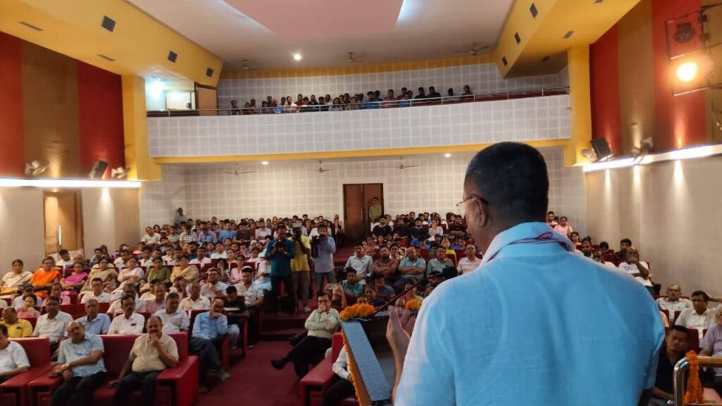খানাপাড়া ভেটেরিনারি কলেজে অধ্যাপক ও ছাত্রছাত্রীদের সঙ্গে মতবিনিময়ে কৃষ্ণেন্দু পালের খানাপাড়া ভেটেরিনারি কলেজে অধ্যাপক ও ছাত্রছাত্রীদের সঙ্গে মতবিনিময়ে কৃষ্ণেন্দু পালের