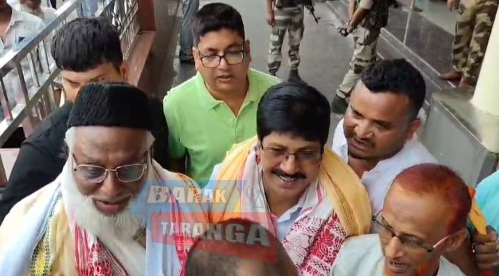বিমানবন্দরে সংবর্ধনায় ভাসলেন আমিনুল হক ও হাফিজ রশিদ বিমানবন্দরে সংবর্ধনায় ভাসলেন আমিনুল হক ও হাফিজ রশিদ
