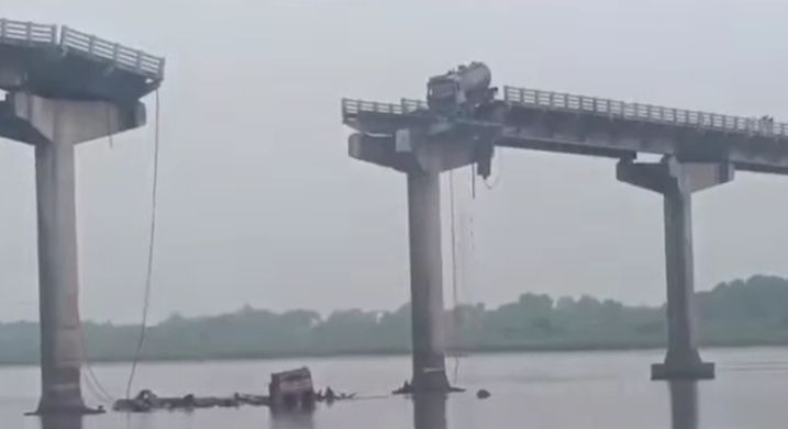 প্রবল বর্ষণে ভেঙে পড়ল গুজরাটের সেতু, মৃত্যু একাধিক লোকের প্রবল বর্ষণে ভেঙে পড়ল গুজরাটের সেতু, মৃত্যু একাধিক লোকের