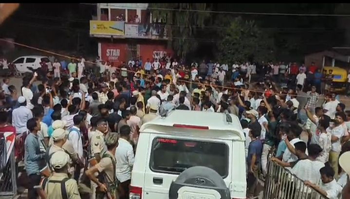 চৌরঙ্গী সেন্ট্রাল হাসপাতাল সিল করার দাবি, দুই ডাক্তার সহ আটক পাঁচ চৌরঙ্গী সেন্ট্রাল হাসপাতাল সিল করার দাবি, দুই ডাক্তার সহ আটক পাঁচ