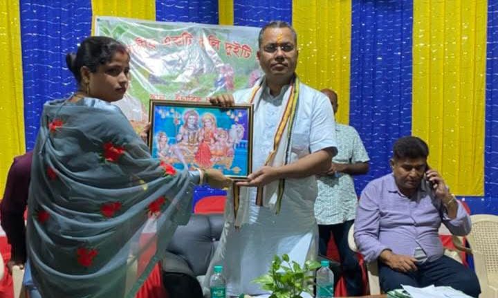 কৃষ্ণেন্দু পালের উপস্থিতিতে "একটি কলি দুটি পাতা" প্রকল্পের প্রচার সভা ইছাবিল চা-বাগানে কৃষ্ণেন্দু পালের উপস্থিতিতে "একটি কলি দুটি পাতা" প্রকল্পের প্রচার সভা ইছাবিল চা-বাগানে