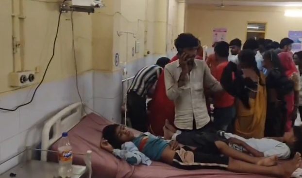 স্কুলের ছাদ ভেঙে মৃত্যু ৪ শিশুর, আটকে কমপক্ষে ৬০ স্কুলের ছাদ ভেঙে মৃত্যু ৪ শিশুর, আটকে কমপক্ষে ৬০