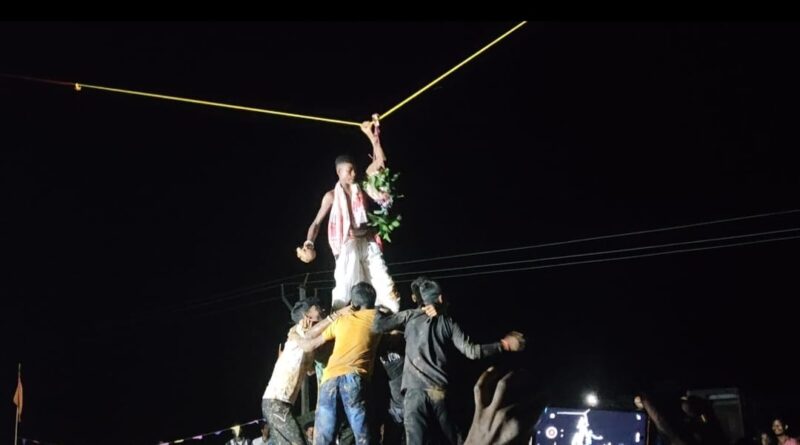 সলগই বাজার রামজানকী মন্দিরে "মটকা ফোড়" অনুষ্ঠানে ভক্তদের পড়া ভিড় সলগই বাজার রামজানকী মন্দিরে "মটকা ফোড়" অনুষ্ঠানে ভক্তদের পড়া ভিড়