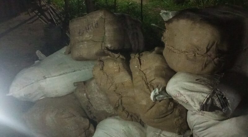 খোয়াই সীমান্তে জঙ্গলে লুকানো অবৈধ ১৫ বস্তা কাপড় উদ্ধার পুলিশের