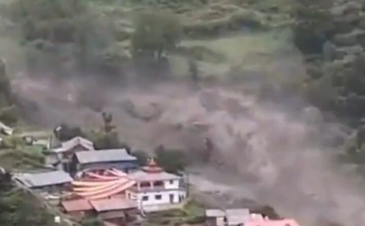 মেঘভাঙা বৃষ্টি, হড়পা বানে ভেসে গপছে বেশ কয়েকটি বাড়ি, হত ৪