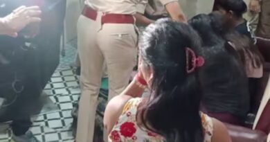 বাইরে লেখা ‘সেলুন’ আর ভেতরে চলছিল মদ ও নারীদের নিয়ে অবৈধ ব্যবসা, পুলিশি অভিযানে আটক ৬ বাইরে লেখা ‘সেলুন’ আর ভেতরে চলছিল মদ ও নারীদের নিয়ে অবৈধ ব্যবসা, পুলিশি অভিযানে আটক ৬