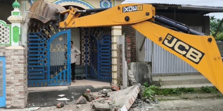 স্থানীয়দের চাপে মাদ্রাসা ও মসজিদের একাংশ বুলডোজার দিয়ে ভেঙে ফেলল কমিটি