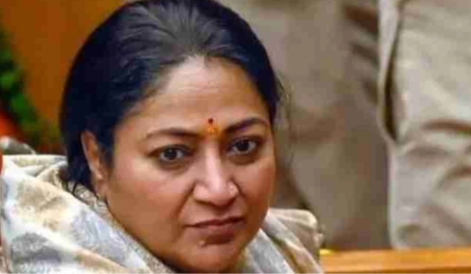 বাসভবনে জনশুনানি চলাকালীন মুখ্যমন্ত্রীকে থাপ্পড়, গ্রেফতার যুবক