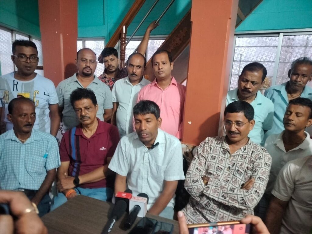 আপনজনপল্লী এবারের দুর্গাপূজায় উমেদভবনের আদলে মণ্ডপ আপনজনপল্লী এবারের দুর্গাপূজায় উমেদভবনের আদলে মণ্ডপ