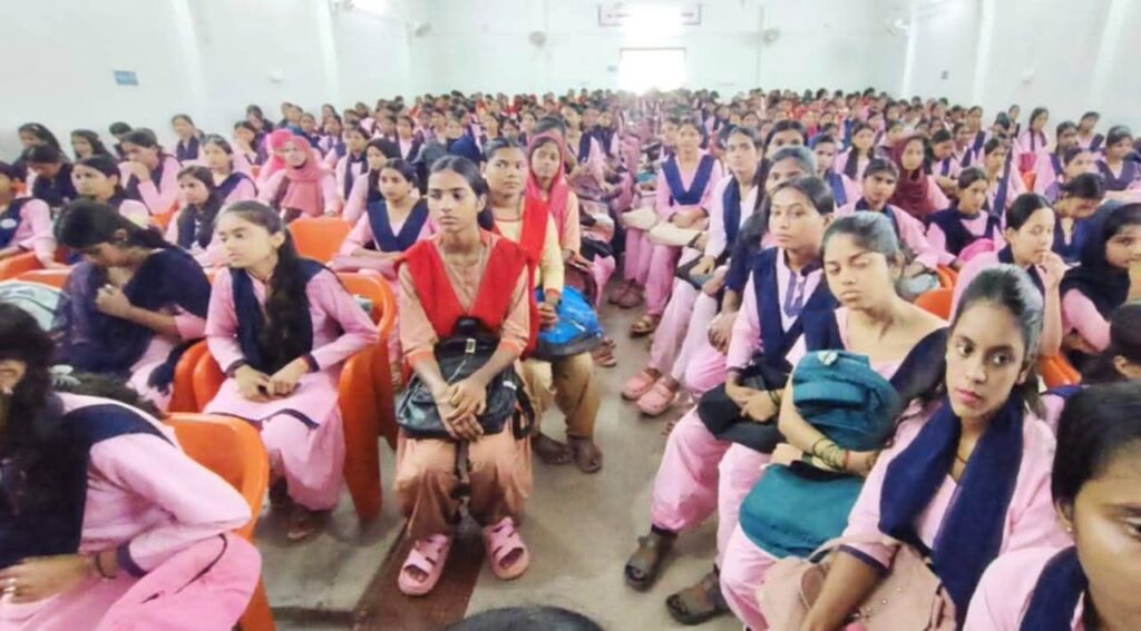 সোনাখিরায় ‘নিযুত মইনা ২.০’ প্রকল্পের আবেদনপত্র বিতরণ মন্ত্রী কৃষ্ণেন্দু পালের সোনাখিরায় ‘নিযুত মইনা ২.০’ প্রকল্পের আবেদনপত্র বিতরণ মন্ত্রী কৃষ্ণেন্দু পালের