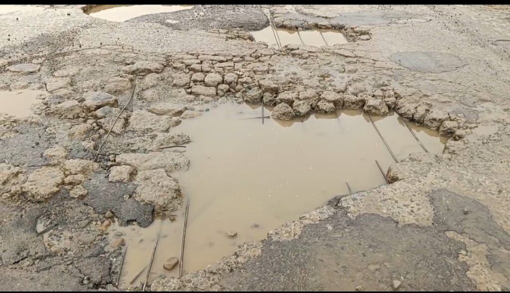 জাতীয় সড়ক যেন মৃত্যুফাঁদ! পাথারকান্দি-শ্রীভূমি পর্যন্ত গর্তে দখলে, ক্ষোভ জাতীয় সড়ক যেন মৃত্যুফাঁদ! পাথারকান্দি-শ্রীভূমি পর্যন্ত গর্তে দখলে, ক্ষোভ