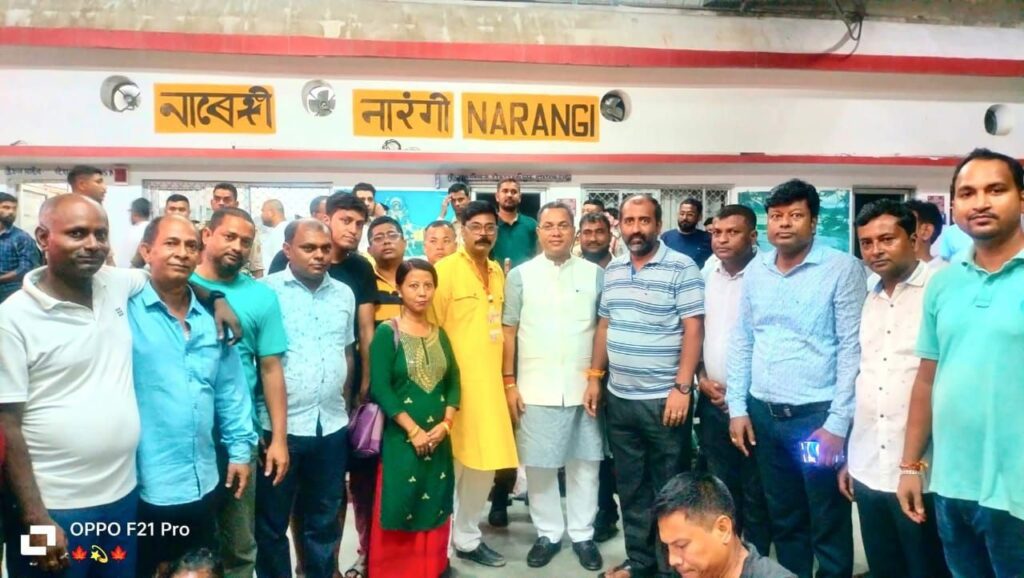 সম্মেলন শেষে বাড়ি ফেরা পথে শ্রীভূমির পঞ্চায়েত প্রতিনিধিদের খোঁজ নিতে রেলস্টেশনে মন্ত্রী কৃষ্ণেন্দু সম্মেলন শেষে বাড়ি ফেরা পথে শ্রীভূমির পঞ্চায়েত প্রতিনিধিদের খোঁজ নিতে রেলস্টেশনে মন্ত্রী কৃষ্ণেন্দু