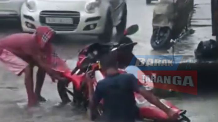 জলে টইটম্বুর সড়ক ও উন্মুক্ত নালা, চামড়াগুদামে বাইক নিয়ে নালায় চালক জলে টইটম্বুর সড়ক ও উন্মুক্ত নালা, চামড়াগুদামে বাইক নিয়ে নালায় চালক