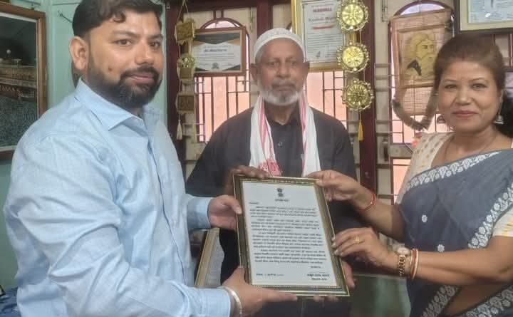 রাষ্ট্রপতি পুরস্কারপ্রাপ্ত বিশিষ্ট শিক্ষাবিদ আব্দুল করিমকে বিশেষ সংবর্ধনা রাজ্যপালের পক্ষে রাষ্ট্রপতি পুরস্কারপ্রাপ্ত বিশিষ্ট শিক্ষাবিদ আব্দুল করিমকে বিশেষ সংবর্ধনা রাজ্যপালের পক্ষে