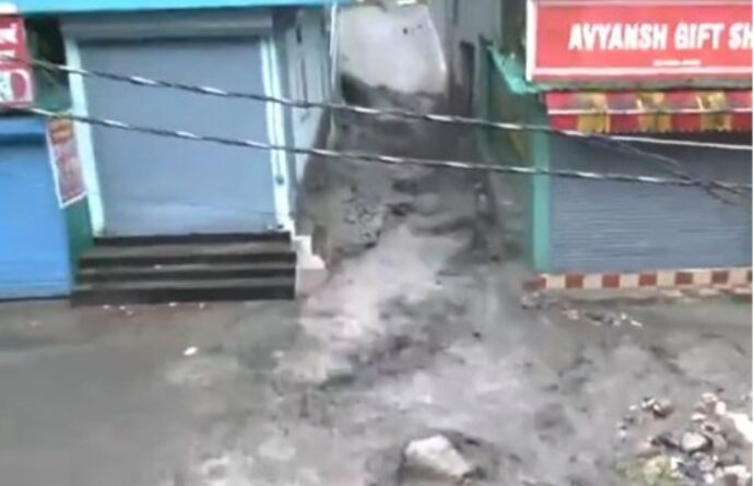 মেঘভাঙা বৃষ্টিতে নিখোঁজ দুই, ব্যাপক ক্ষতি