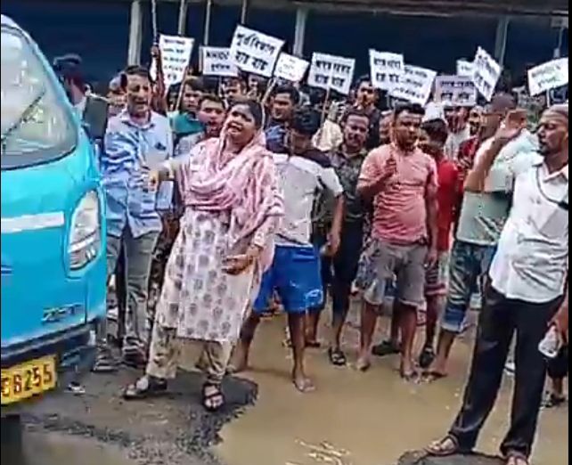 বেহাল কালাইন-শিলচর সড়ক, গর্তের জল সেচে অভিনব প্রতিবাদ ফরিদার বেহাল কালাইন-শিলচর সড়ক, গর্তের জল সেচে অভিনব প্রতিবাদ ফরিদার