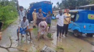 বেহাল কালাইন-শিলচর সড়ক, গর্তের জল সেচে অভিনব প্রতিবাদ ফরিদার বেহাল কালাইন-শিলচর সড়ক, গর্তের জল সেচে অভিনব প্রতিবাদ ফরিদার