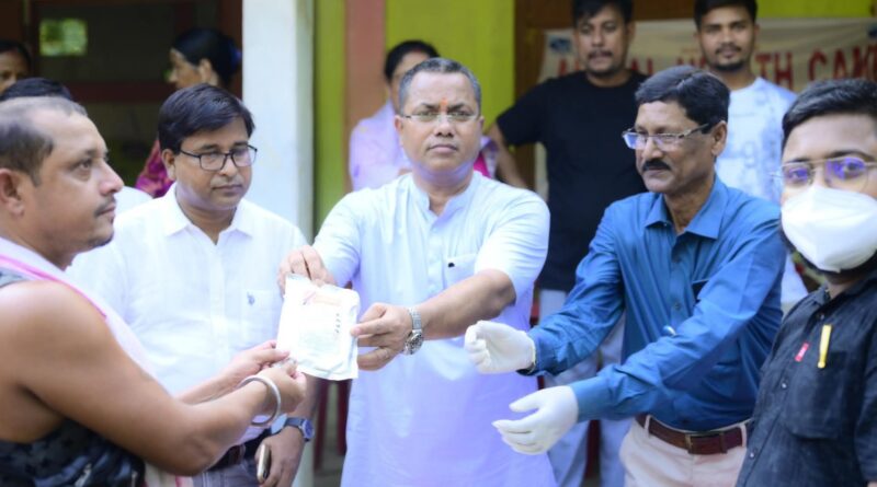 পশু চিকিৎসা শিবিরে কৃষকের মধ্যে ওষুধ বণ্টন মন্ত্রী কৃষ্ণেন্দু পালের পশু চিকিৎসা শিবিরে কৃষকের মধ্যে ওষুধ বণ্টন মন্ত্রী কৃষ্ণেন্দু পালের